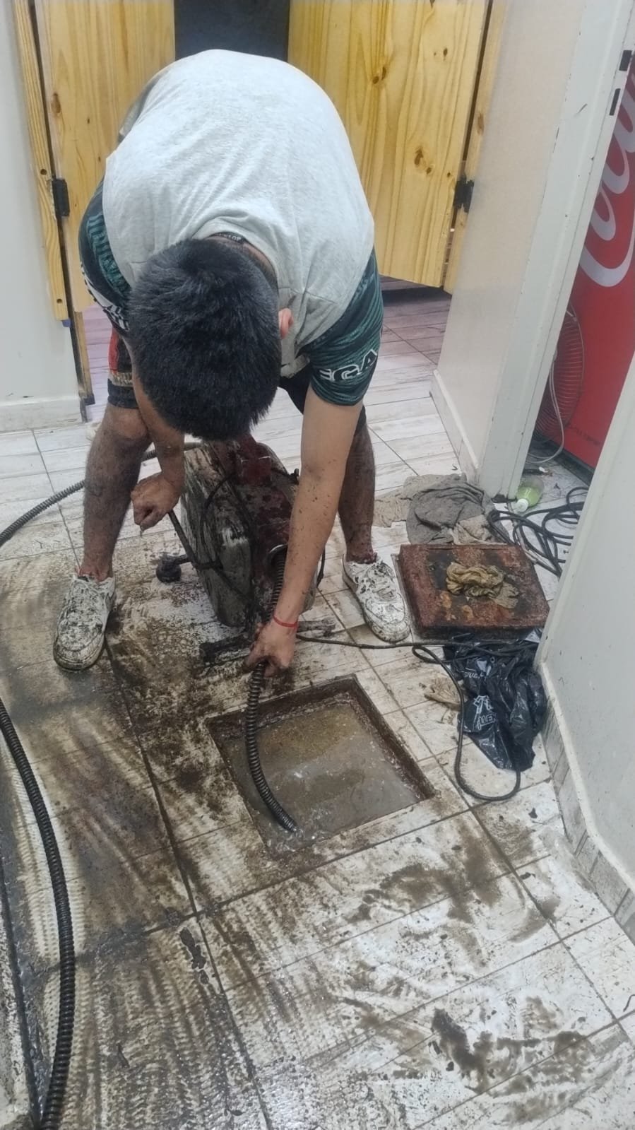 Técnicos realizando destapación cloacal en viviendas de Florida